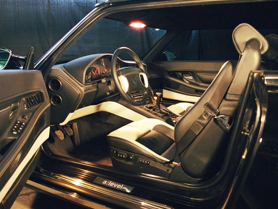 Интерьер Volga V12 Coupe 2001 года  (фото 20 из 24)